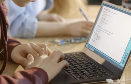 „Investim în educație, investim în viitor” - Nordic Romar SRL a donat șase laptopuri Gimnaziului „Mihail Kogălniceanu” Dorohoi