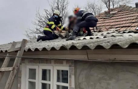 Bătrân salvat de pompieri după ce a suferit un accident vascular în timp ce repara acoperișul casei - FOTO