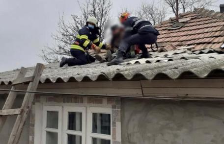 Bătrân salvat de pompieri după ce a suferit un accident vascular în timp ce repara acoperișul casei - FOTO