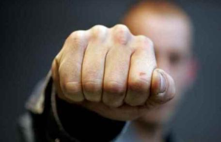 Caz șocant la Cristinești! Bărbat decedat după ce a fost bătut crunt de un vecin