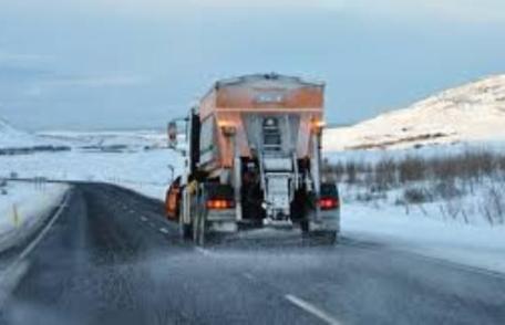 Sute de tone de material antiderapant răspândit pe Drumurile Județene