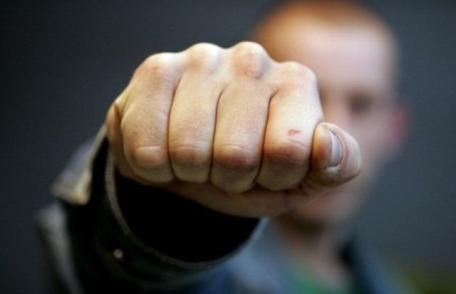 Bărbat din Broscăuți cercetat de polițiști după ce a lovit un sucevean