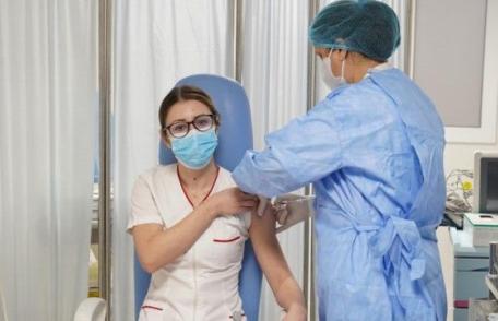 Moment istoric: A fost vaccinat primul român împotriva COVID: Mihaela Anghel, asistentă la Institutul „Matei Balș”