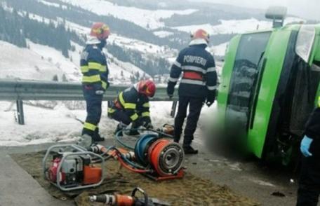 Plan roşu de intervenţie în Suceava. Un microbuz cu opt pasageri s-a răsturnat în Suceava. Două persoane au murit