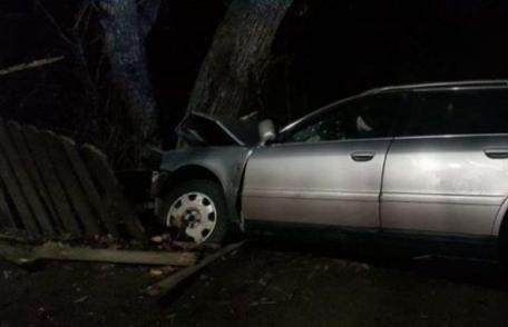 Beat și fără permis a intrat cu mașina împrumutată în gardul unei locuințe