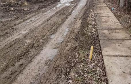 Primim la redacție – Drum impracticabil din cauza unor mașini de mare tonaj – FOTO