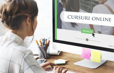 Patru situații în care elevii pot face cursuri online, chiar dacă clasa lor merge fizic la școală - VIDEO