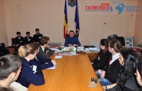 Dezbatere Primar-Elevi: VIDEO-FOTO „Aş vrea ca să construiesc împreună cu tinerii oraşul nostru”