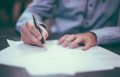 Apare o nouă declarație pe propria răspundere. Cine trebuie să o completeze