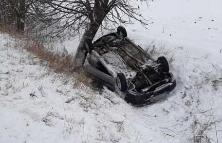 Accident pe drumul Dorohoi – Dumeni! O mașină s-a răsturnat și s-a izbit de un copac