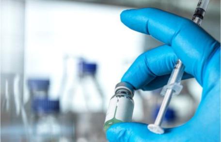 Veteran în vârstă de un secol, vaccinat anti Covid-19 la Darabani