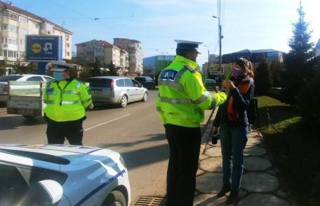 Poliţiştii rutieri au oferit de 8 Martie, flori femeilor aflate la volan – FOTO