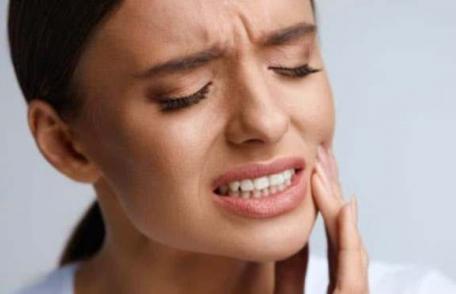 Tratamente naturiste pentru dinți sensibili