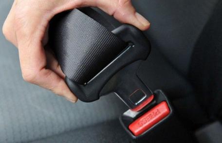  Sute de şoferi care nu au purtat centura de siguranţă sau au vorbit la telefon, amendaţi de Poliţia Botoșani
