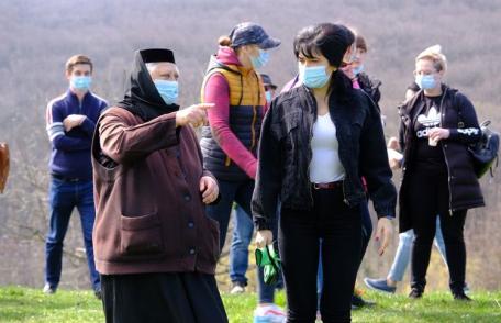 Sute de copaci plantați pe un versant afectat de alunecări de teren de la Mănăstirea Agafton - FOTO