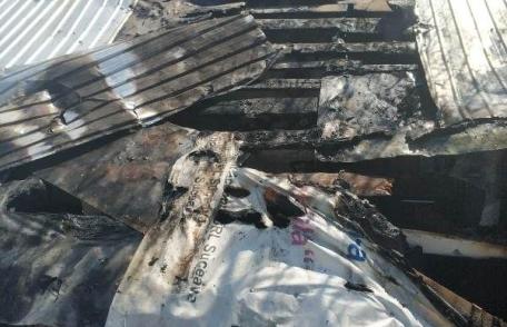 Incendiu cu pagube însemnate într-o locuință din Vârfu Câmpului din cauza unei tigăi uitate pe foc