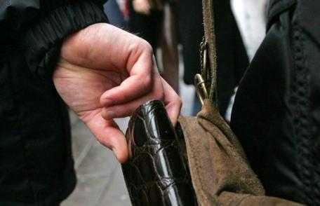 Femeie reținută pentru mai multe infracțiuni de furt în Botoșani