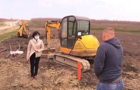 Ritm ridicat de lucru la alunecarea de teren de pe Drumul Județean 293, Dumeni – Havârna – FOTO