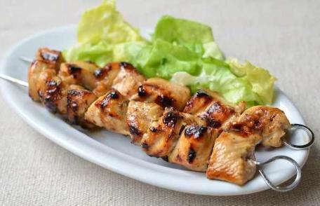 Frigărui de pui marinate în sos de iaurt și lămâie