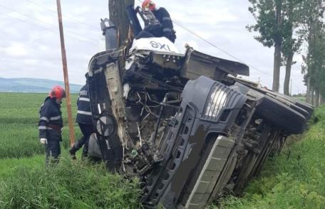 Camion încărcat cu piatră proiectat într-un copac - FOTO
