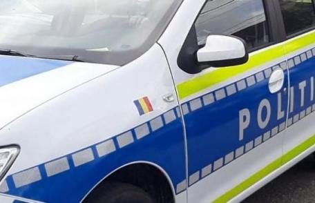 Un tânăr fără permis a intrat cu mașina în ușa unui magazin din Botoșani