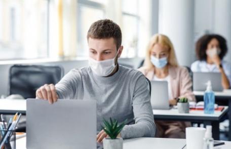 Masca nu va mai fi obligatorie la locul de muncă pentru cei vaccinați, din 1 iunie, în anumite condiții