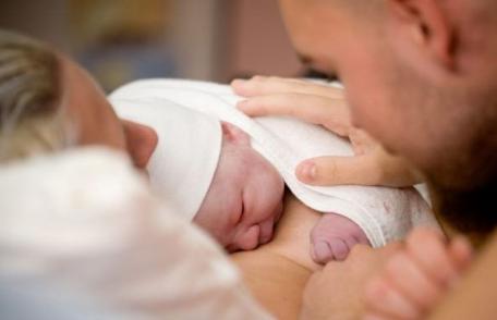 Tatăl poate asista la naștere, după 15 luni de restricții. Ce condiții trebuie să îndeplinească