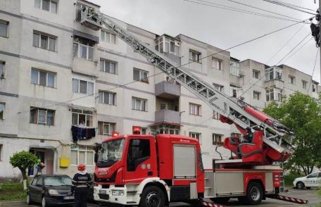 Femeie din Dorohoi, rămasă captivă în baie, salvată de pompieri