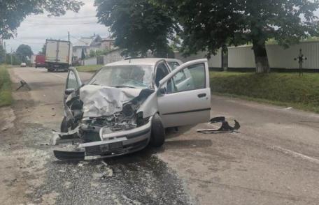 Bărbat ajuns la spital în urma coliziunii dintre două autovehicule - FOTO