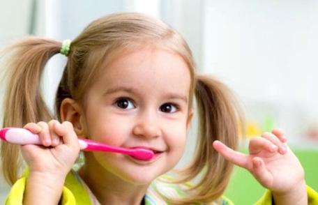 Cum prevenim cariile copiilor