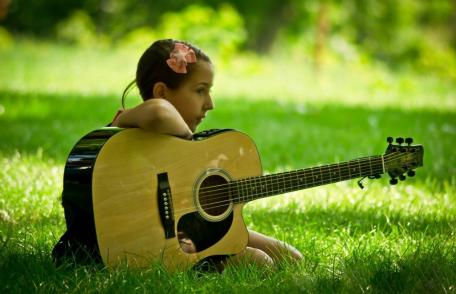 Încep înscrierile pentru Festivalul Naţional de Muzică Folk pentru Copii şi Tineret „Seri melancolice eminesciene” 2021