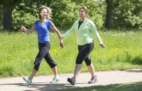 Cincisprezece minute pe zi de mers pe jos pot face minuni pentru psihic