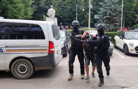 Urmărire cu mascați, elicopter și focuri de armă din Botoșani până în Suceava pentru reținerea a doi tineri - FOTO