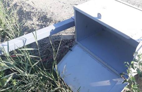 Instalațiile de dirijare a traficului de pe drumul Prăjeni – Plugari, vandalizate - FOTO