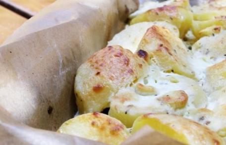 Cartofi noi cu ierburi aromatice și sos alb