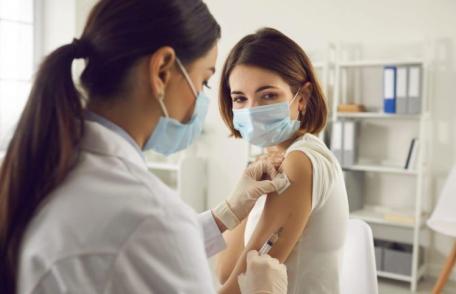 Zi liberă pentru românii care se vaccinează, începând de joi. Elevii și studenții, scutiți de o zi de cursuri