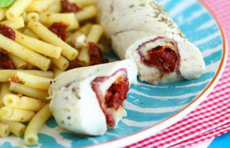 Rulouri cu piept de pui și mozzarella