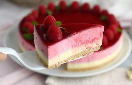 Prăjitură cu zmeură și ciocolată albă