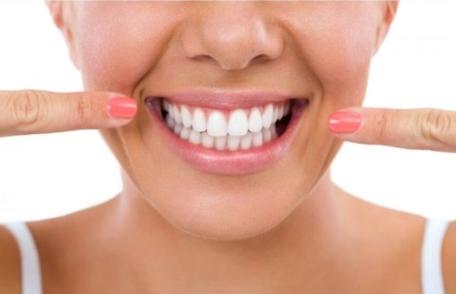 Combinația care reduce tartrul și albește dinții