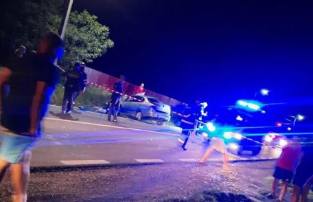 Doi tineri ajunși la spital după ce au lovit cu mașina un pod 