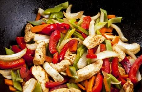 Piept de pui cu legume