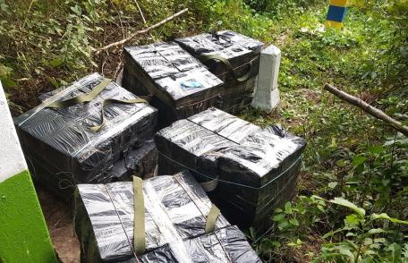 Ţigarete de contrabandă abandonate în vegetaţie la vederea poliţiştilor de frontieră - FOTO