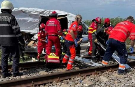 Microbuz cu număr de Botoșani lovit în plin de tren. Opt persoane au fost rănite