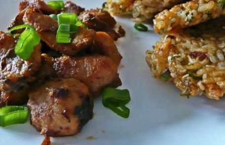 Pulpă de porc la tigaie cu chifteluțe de orez