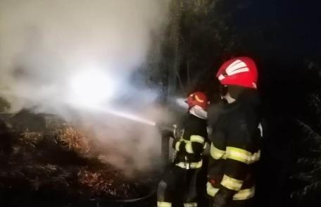 Adăpost de animale și aproximativ 15 tone de furaje distruse de un incendiu la Flămânzi - FOTO