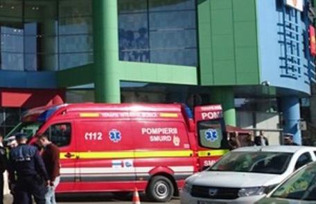 Tragedie la mall-ul din Botoșani! Un bărbat a decedat după ce s-a înecat cu mâncare