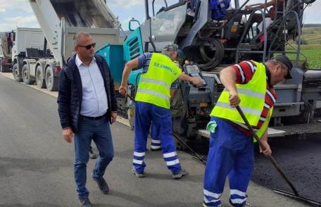 Asfalt pe primul sector din Drumul „Mănăstirilor” - FOTO