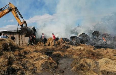 Incendiu puternic la o gospodărie din județ. 230 de baloți de furaje au ars - FOTO