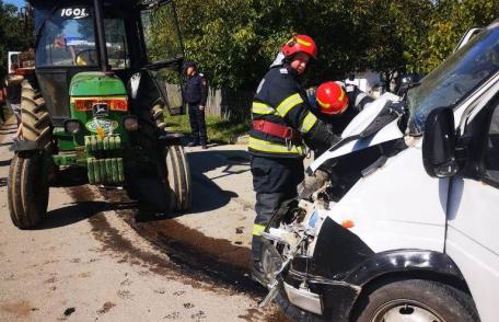 Soți răniți în urma coliziunii dintre autoturismul în care se aflau și un tractor - FOTO
