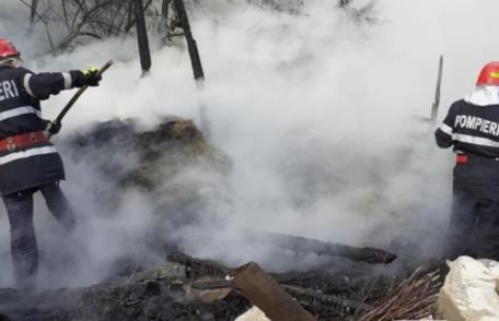 Depozit de furaje incendiat din joacă. Au ars cinci tone de nutrețuri
